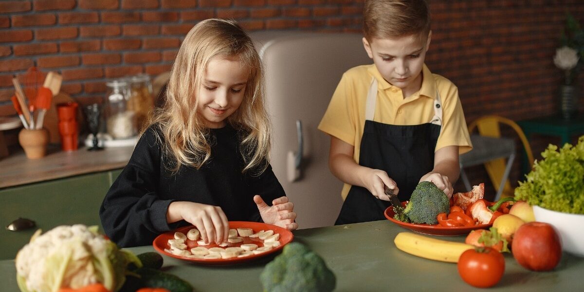 kinderen die aan het koken zijn