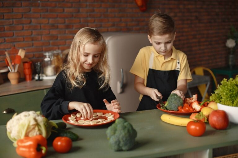 kinderen die aan het koken zijn