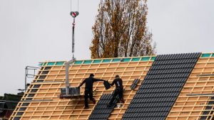 Dakwerkzaamheden met dakpannen plaatsen als onderdeel van woning onderhoud controleren