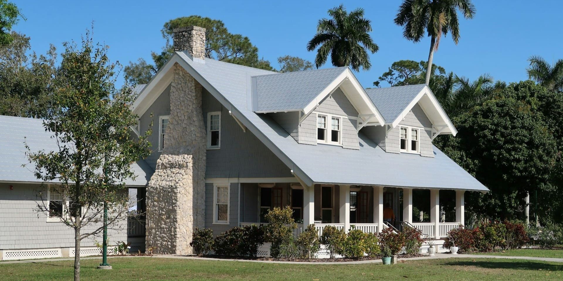Vrijstaande woning met goed onderhouden dak en tuin als voorbeeld van woning onderhoud controleren