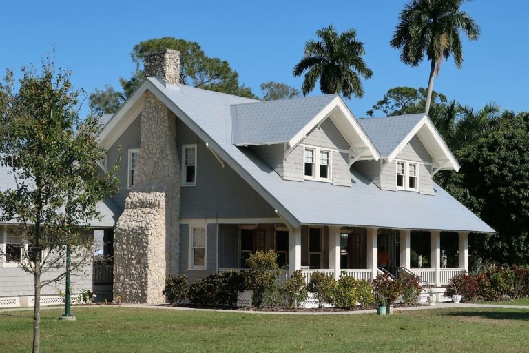 Vrijstaande woning met goed onderhouden dak en tuin als voorbeeld van woning onderhoud controleren