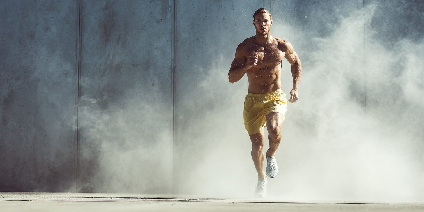 Hardloper in mistige omgeving toont intens zweten tijdens inspanning en fysieke belasting tijdens training